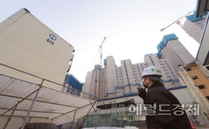 노후아파트 단지의 일부를 남기는 ‘재건축 흔적 남기기’ 사업은 개발 초기 아파트의 생활 양식을 보존해야한다는 논리로 서울시가 추진했던 사업이지만, 지자체와 주민들의 거센 반발에 용도 폐기 신세로 전락했다. 한창 공사가 진행 중인 개포주공4단지 현장 주변으로 존치 예정인 445동 건물이 보인다. [박해묵 기자]