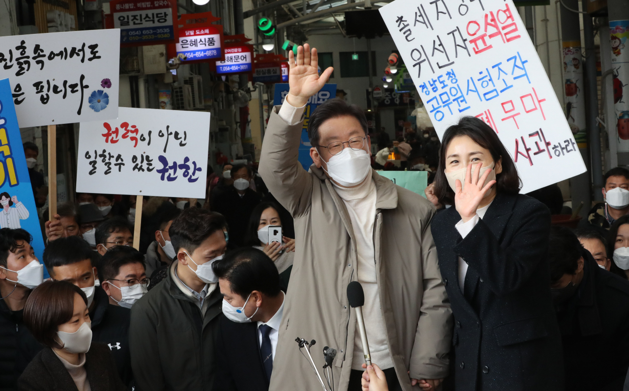 이재명 더불어민주당 대선후보와 부인 김혜경 씨가 12일 경북 예천군 예천읍 상설시장을 방문, 시민들에게 인사하고 있다. [연합뉴스]