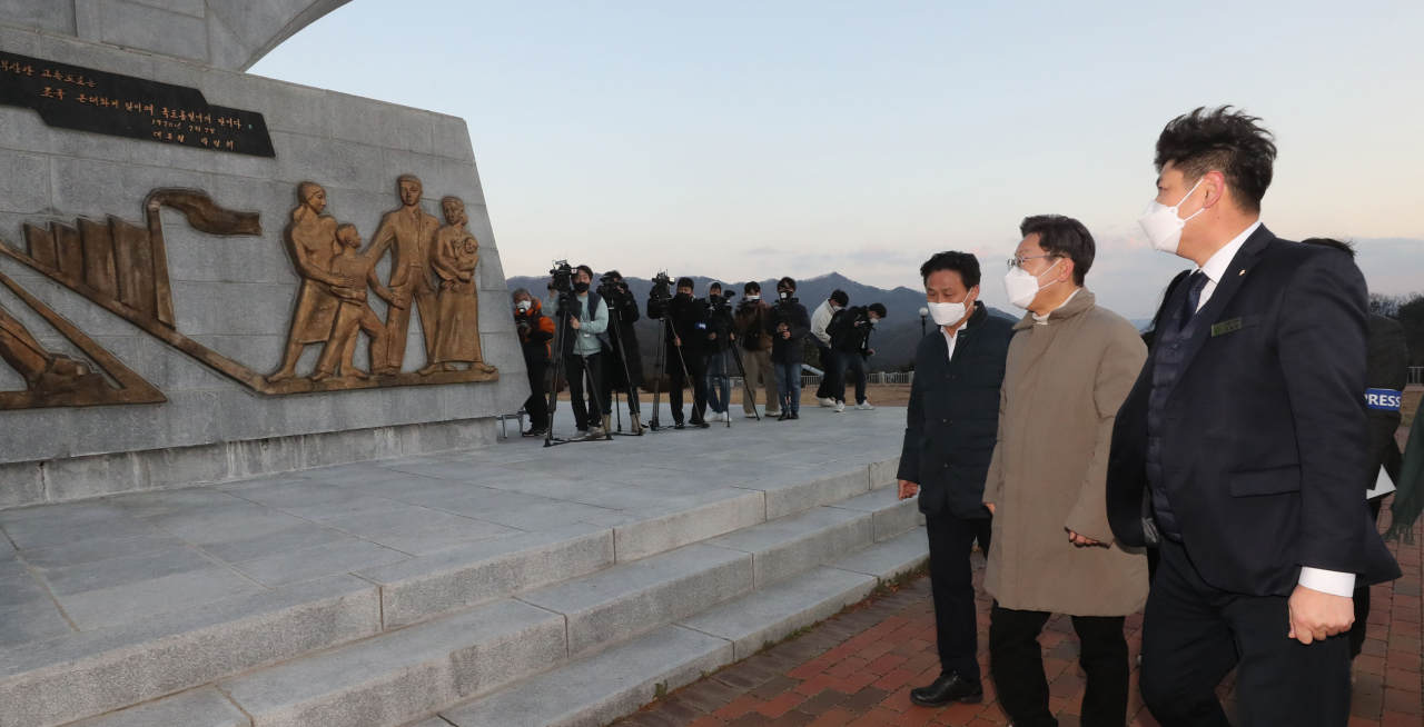 더불어민주당 이재명 대선 후보가 12일 경북 김천시 추풍령휴게소 경부고속도로 기념탑을 방문하고 있다. 추풍령휴게소는 대한민국 고속도로 제1호 휴게소로 기념탑은 경부고속도로 서울~부산 중간에 위치하며 박정희 정권의 성과로 기록되는 경부고속도로 건설사업의 상징이다. [연합]