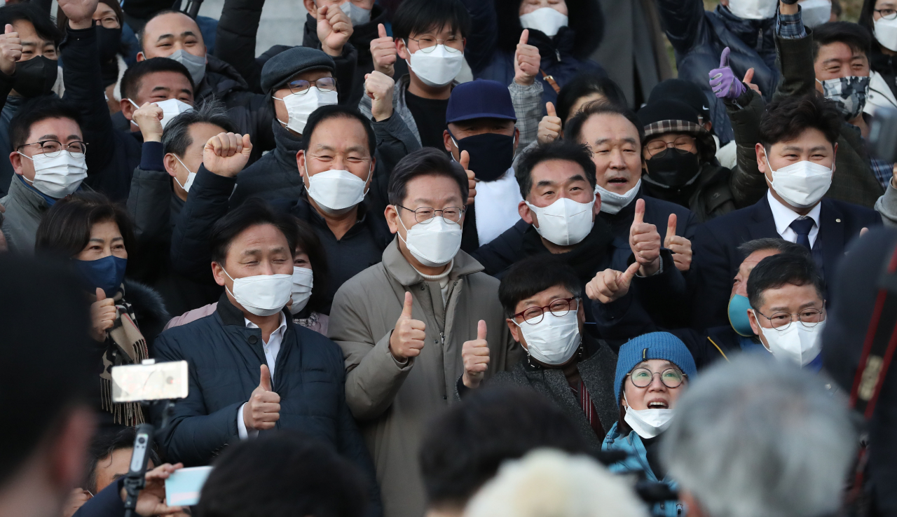 더불어민주당 이재명 대선 후보가 12일 경북 김천시 추풍령휴게소 경부고속도로 기념탑을 방문한 뒤 지지자들과 기념촬영하고 있다. [연합]