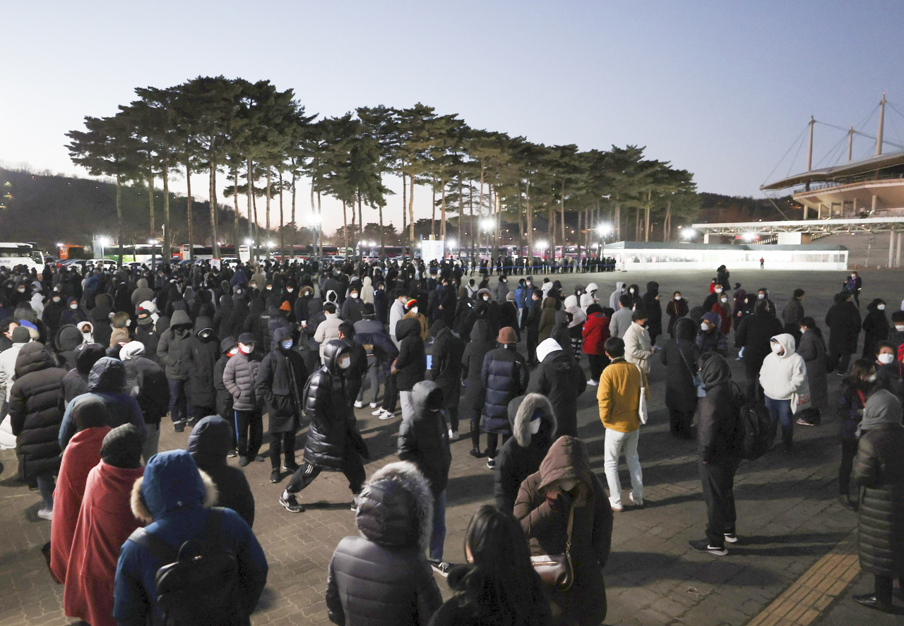 12일 오후 서울 마포구 월드컵공원 평화광장에 마련된 임시선별검사소 앞에서 시민들이 코로나19 검사를 받기 위해 대기해 있다. 중앙방역대책본부에 따르면 이날 0시 기준 코로나19 위중증 환자는 894명을 기록, 기존 최다치인 지난 9일 857명보다 37명이 늘었다. 한편 신규확진자 수는 6689명으로 집계됐다. [연합]