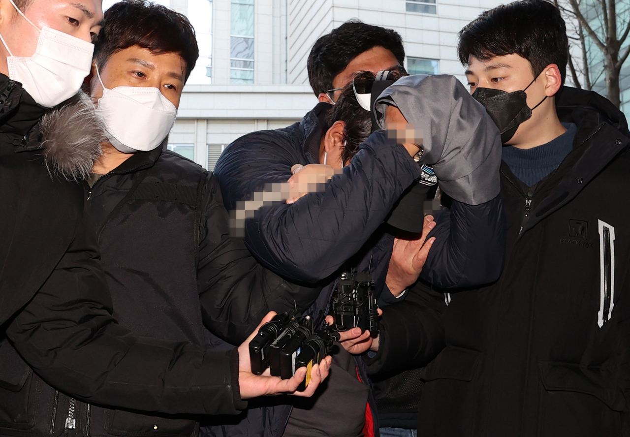 교제했던 여성의 집을 찾아가 가족을 살해한 이모씨가 12일 오후 서울 송파구 서울동부지법에서 열린 영장실질심사에 출석하기 위해 법정으로 향하고 있다. [연합]
