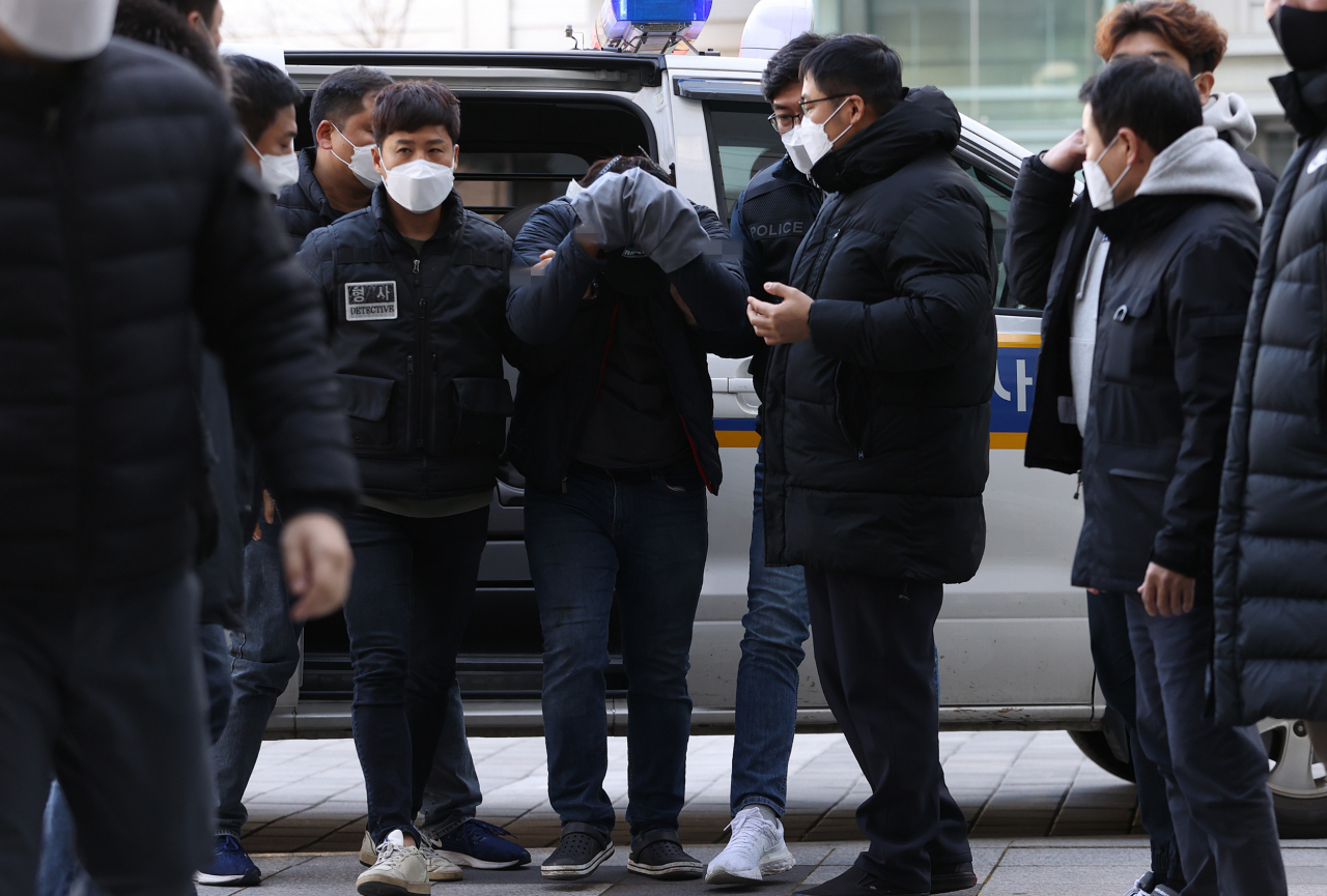 교제했던 여성의 집을 찾아가 가족을 살해한 이모씨가 12일 오후 서울 송파구 서울동부지법에서 열린 영장실질심사에 출석하기 위해 법정으로 향하고 있다. [연합]