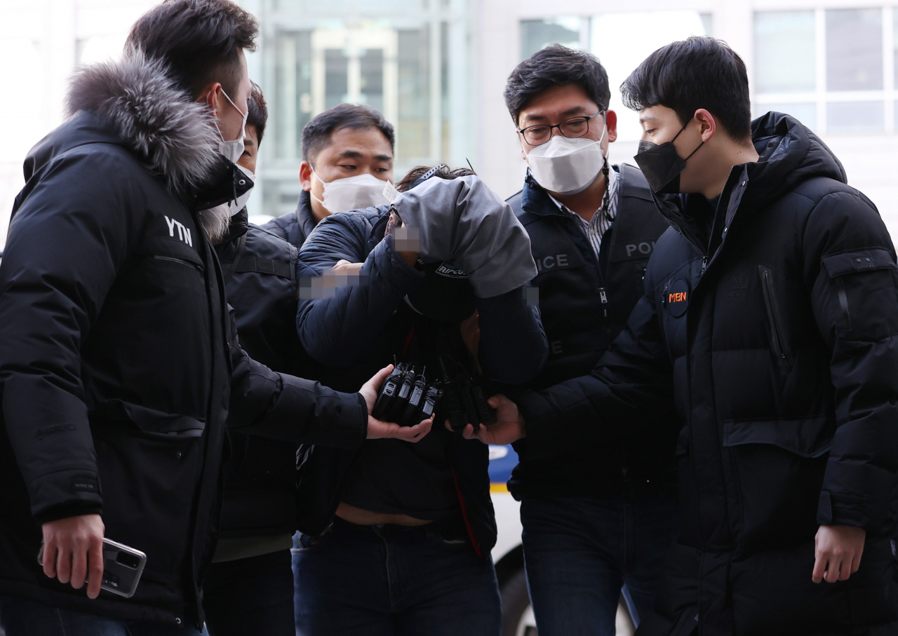 교제했던 여성의 집을 찾아가 가족을 살해한 이모씨가 12일 오후 서울 송파구 서울동부지법에서 열린 영장실질심사에 출석하기 위해 법정으로 향하고 있다. [연합]