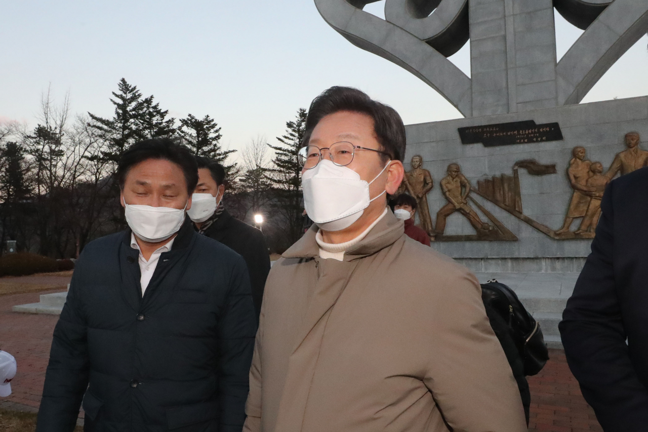더불어민주당 이재명 대선 후보가 12일 경북 김천시 추풍령휴게소 경부고속도로 기념탑을 방문하고 있다. 추풍령휴게소는 대한민국 고속도로 제1호 휴게소로 기념탑은 경부고속도로 서울~부산 중간에 위치하며 박정희 정권의 성과로 기록되는 경부고속도로 건설사업의 상징이다. [연합]