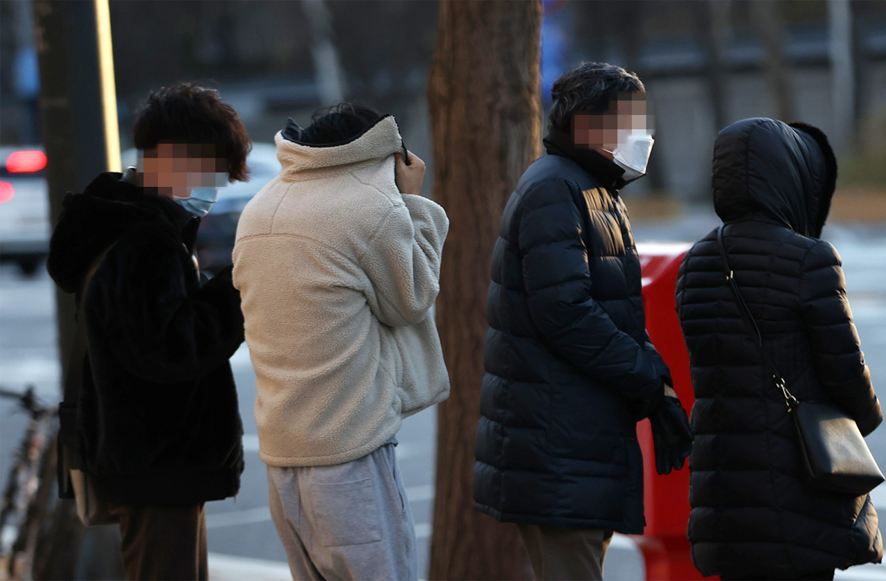 추위가 다시 찾아온 지난 12일 오후 서울 시내에서 시민들이 겉옷을 여민 채 버스를 기다리고 있다. [연합]