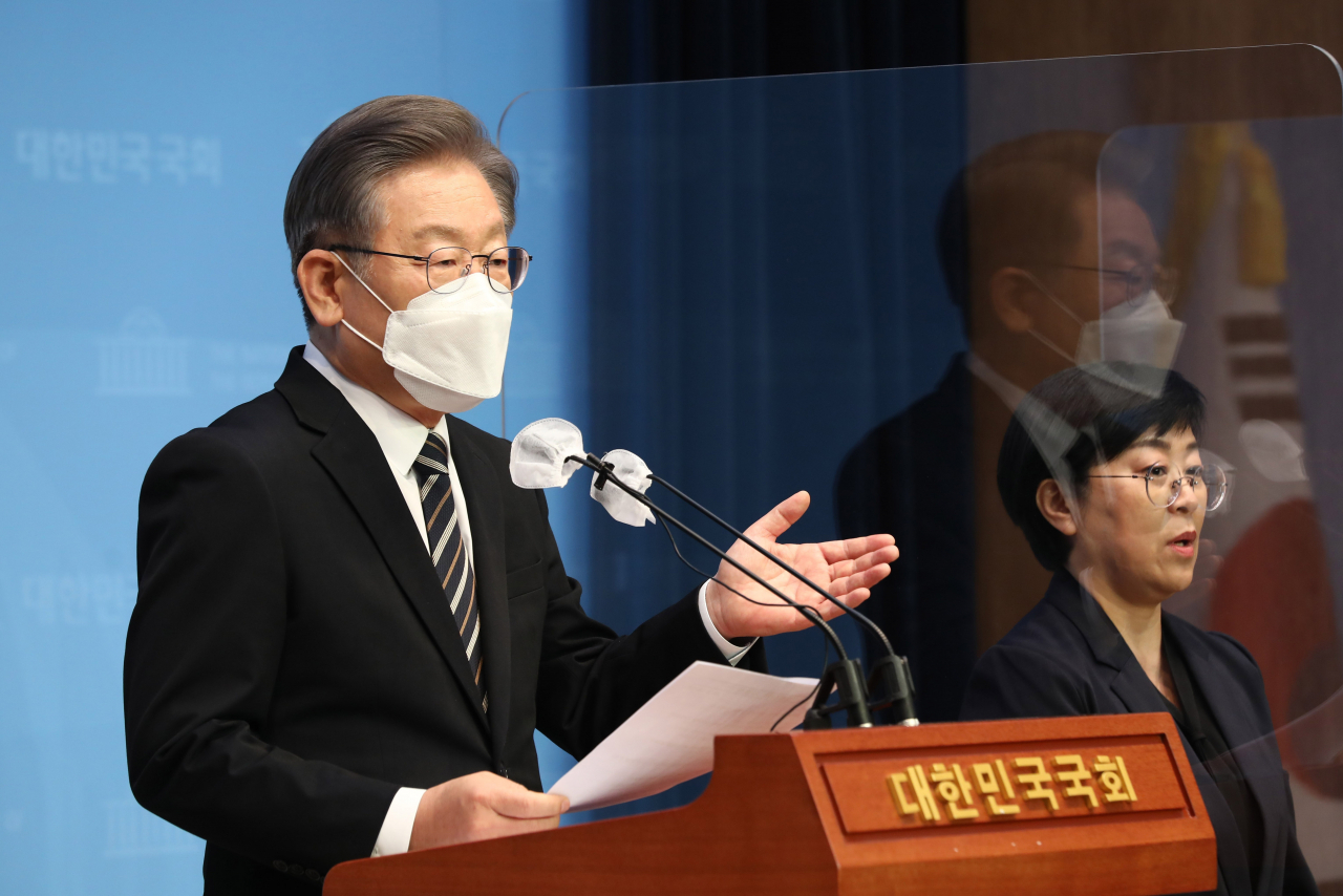 더불어민주당 이재명 대선 후보가 9일 오후 국회 소통관에서 기자회견을 하고 있다. [연합]
