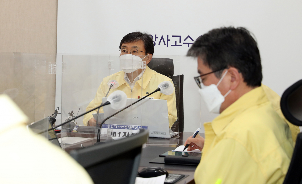 권덕철 중앙재난안전대책본부 1차장(보건복지부 장관)이 13일 오전 세종시 정부세종청사에서 열린 신종 코로나바이러스 감염증(코로나19) 대응 중앙재난안전대책본부 회의에서 발언하고 있다. [보건복지부 제공]