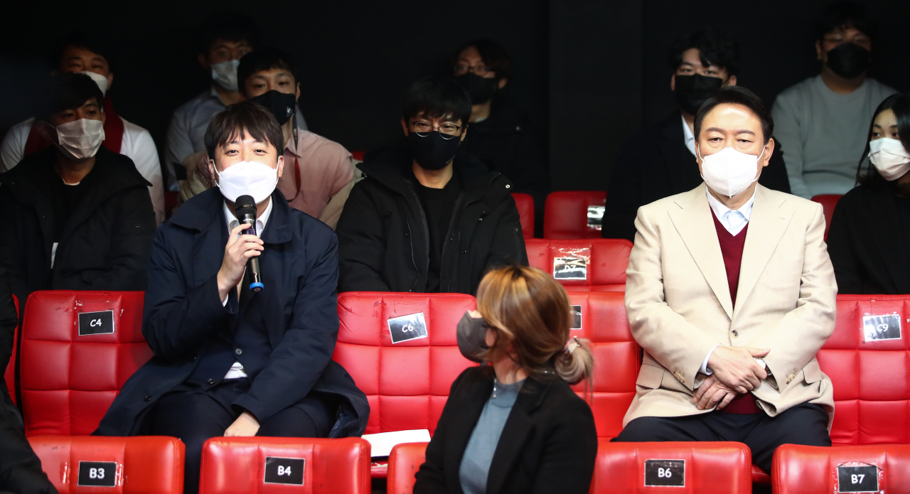 이준석 국민의힘 대표가 지난 8일 서울 종로구 대학로의 한 소극장에서 열린 청년문화예술인과의 간담회에서 인사말을 하고 있다. [연합]