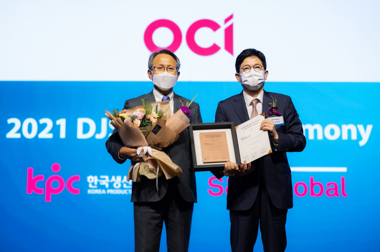 지난 10일 서울 그랜드 하얏트호텔에서 열린 ‘2021 DJSI 국제 컨퍼런스’에서 김원현(좌측) OCI CFO(전무)가 김범석 S&P 한국사무소 대표와 기념촬영을 하고 있다. [OCI 제공]