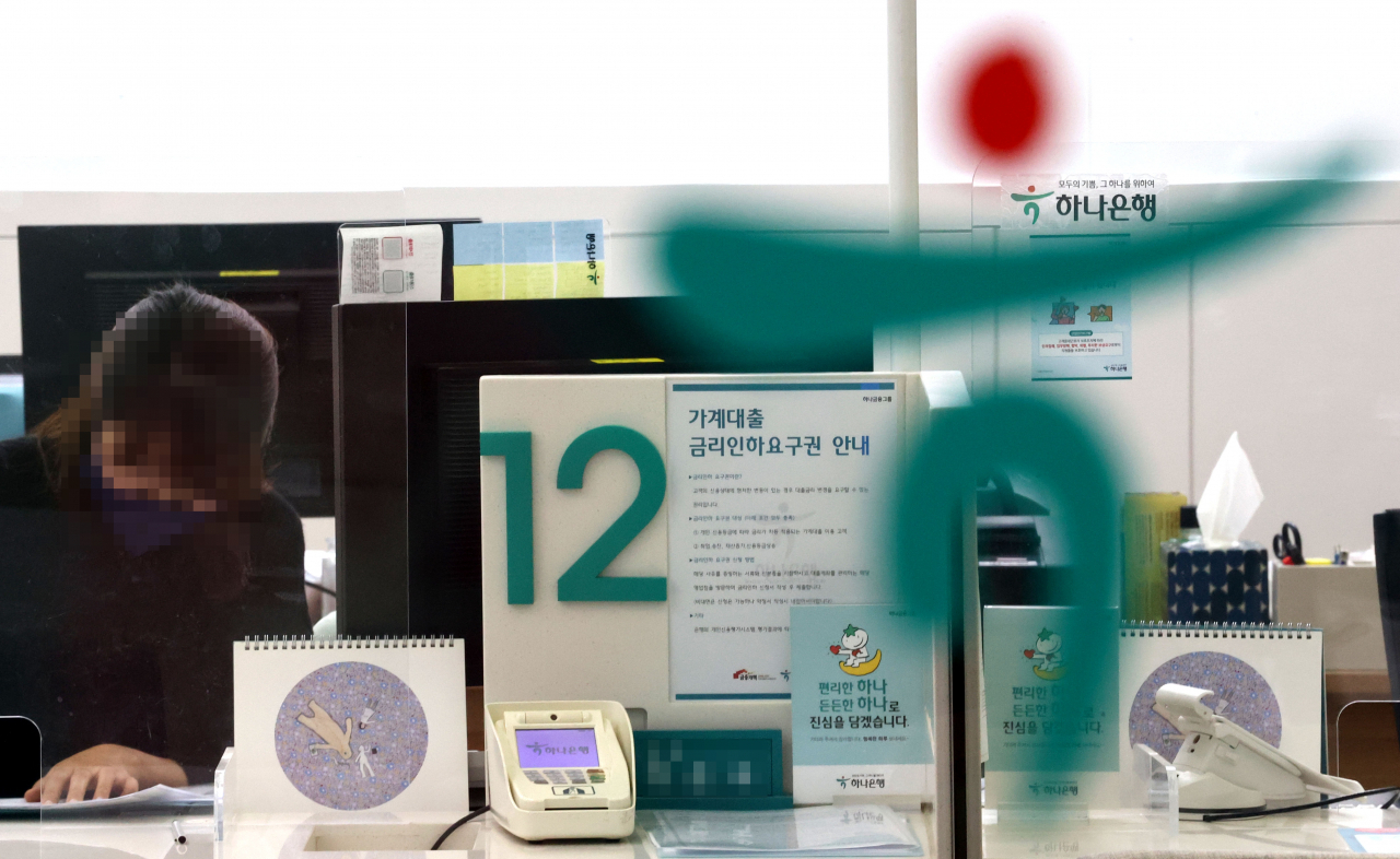 대출에 ‘집값 잡기’라는 대외명분이 끼어들면서 대출시장이 복잡한 난수표가 되고 있다. 누적된 복합 규제로 인해 ‘대출 난민’이라는 웃지못할 상황이 벌어지고 있다는 얘기다. 사진은 서울 중구 하나은행 본점 창구의 모습. [연합]