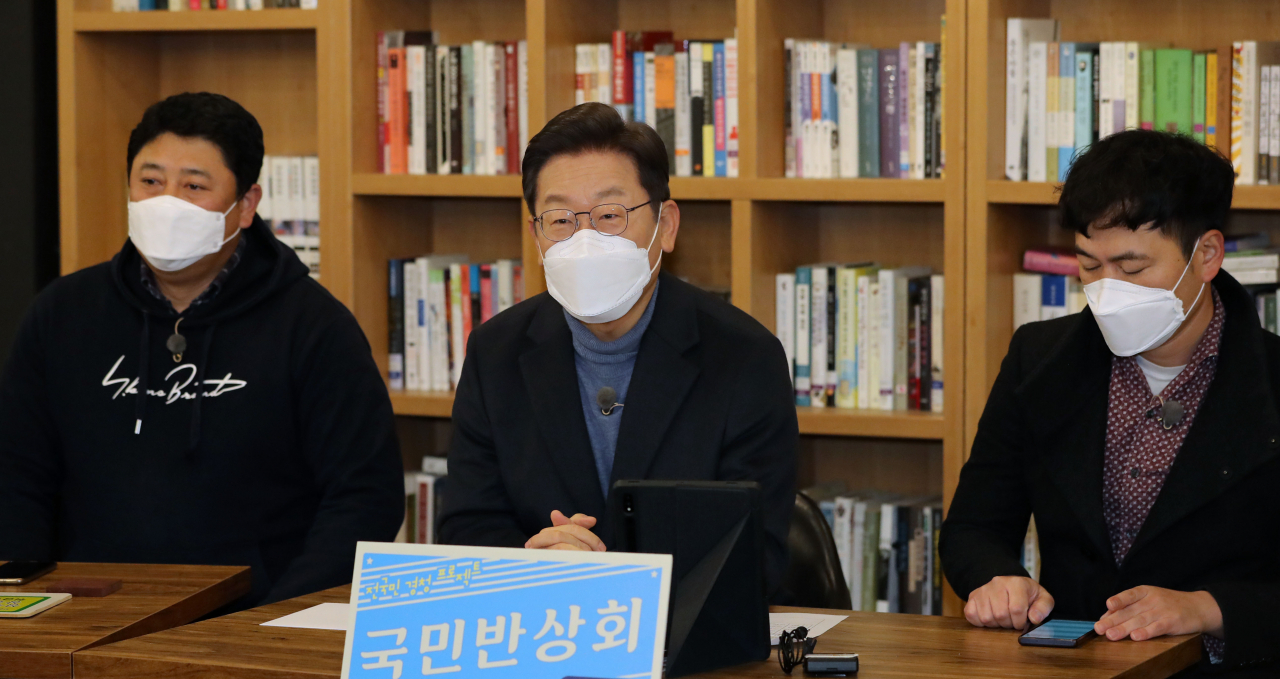이재명 더불어민주당 대선 후보가 13일 경북 성주군 별동네 작은 도서관에서 열린 국민반상회에서 지역 주민들과 지역화폐의 효용성에 대한 대화를 나누고 있다. [연합]