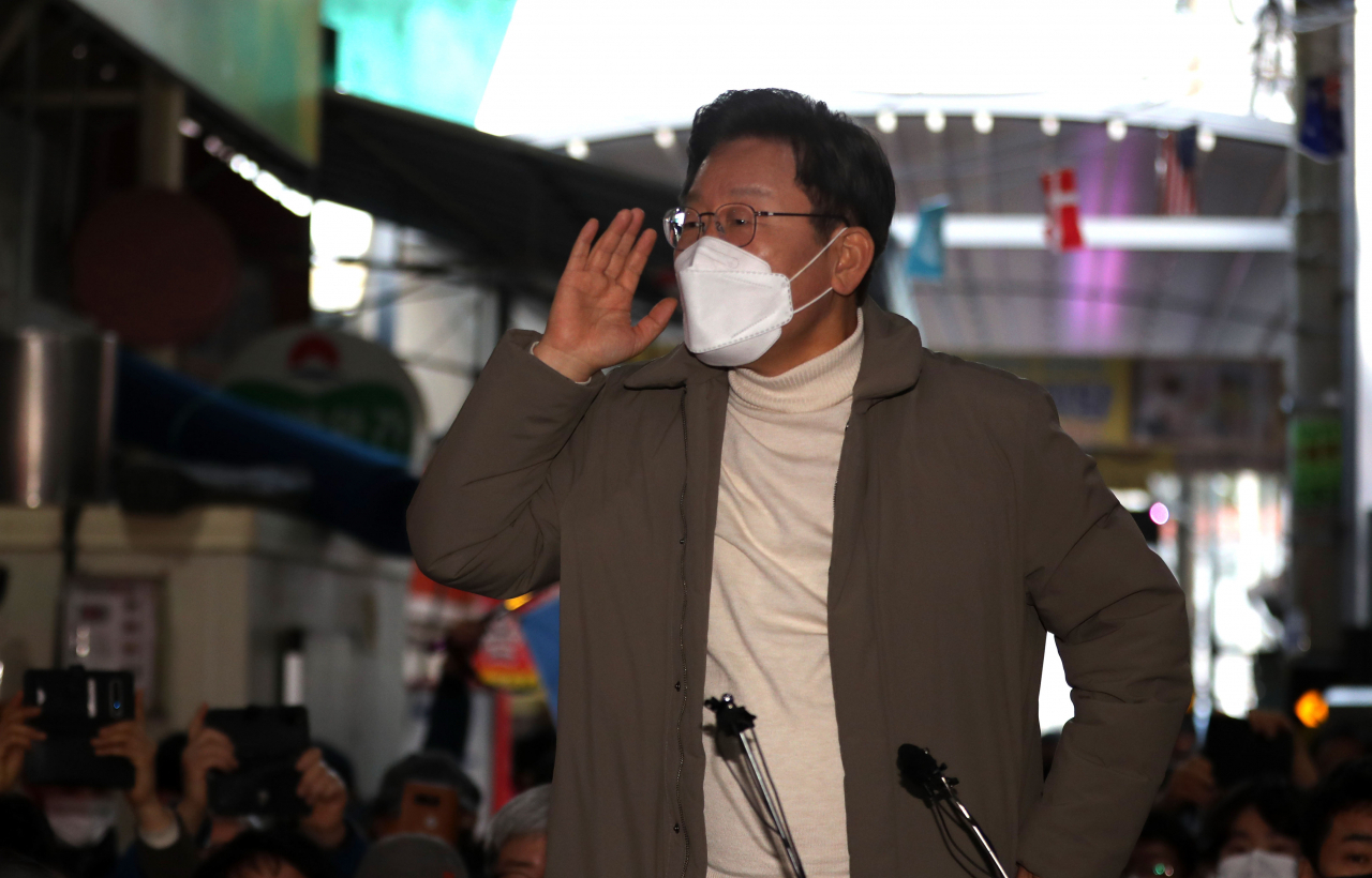 더불어민주당 이재명 대선 후보가 지난 12일 조선시대 5대 시장으로 꼽히던 경북 김천시 김천 황금시장을 방문해 시민들에게 지지를 호소하고 있다. [연합]