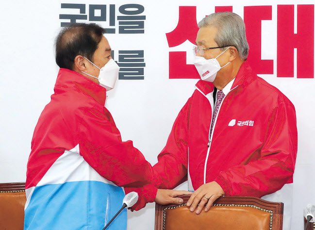 김종인(오른쪽) 국민의힘 총괄선대위원장과 김병준 공동상임선대위원장이 13일 오전 국회에서 열린 중앙선거대책위원회의에 참석하며 악수하고 있다. 이상섭 기자