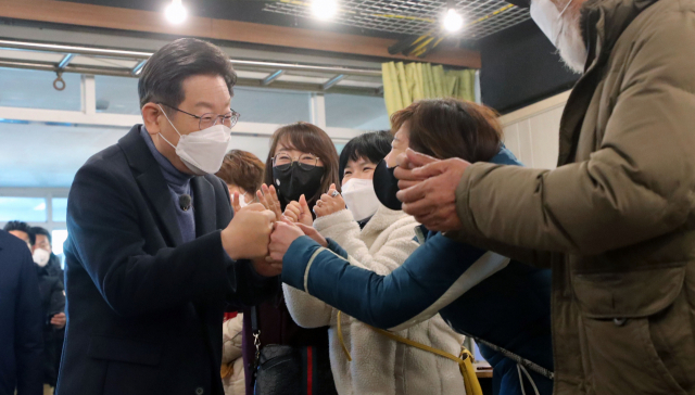 이재명 더불어민주당 대선 후보가 13일 경북 성주군 별동네 작은 도서관에서 열린 국민반상회에 참석하며 지역 주민들과 인사하고 있다. [연합]