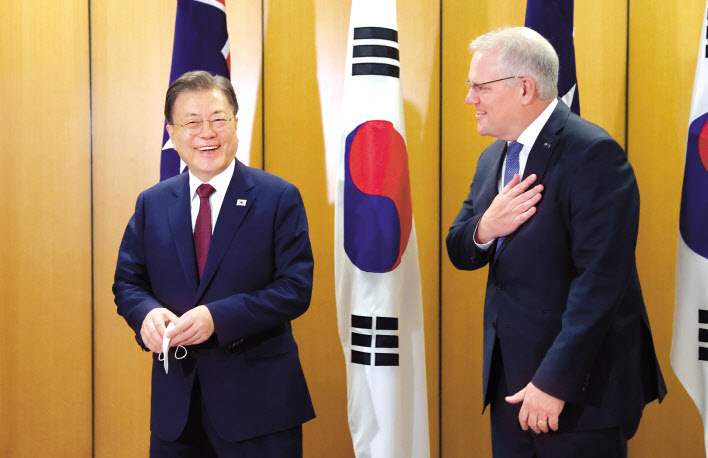 호주를 국빈 방문 중인 문재인 대통령과 스콧 모리슨 호주 총리가 13일 캔버라 국회의사당 내 대위원회실에서 열린 확대회담에 앞서 기념촬영을 하고 있다. [연합]