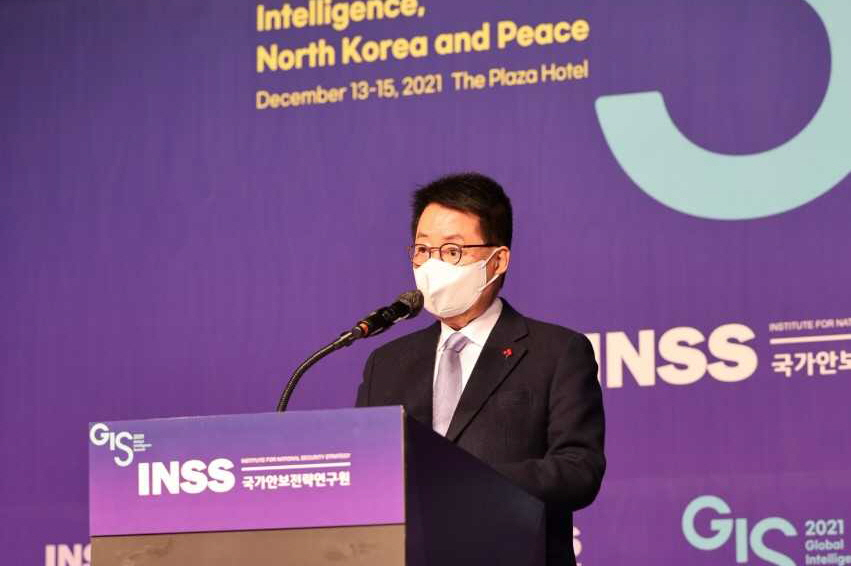 박지원 국가정보원장은 13일 “미국이 더 담대하게 자국의 백신을 주겠다고 제안한다면 북한이 대화의 장으로 나올 수 있는 모멘텀이 조성될 수도 있다”고 밝혔다. [국가안보전략연구원 제공]