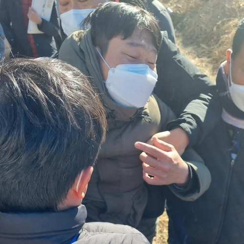 13일 경북 성주를 방문한 이재명 더불어민주당 대선후보에게 계란을 던진 남성이 경호원들에게 끌려가고 있다. [연합]