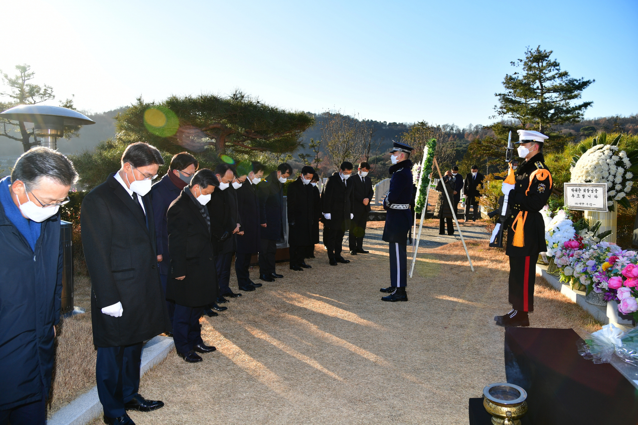 13일 청암 박태준 명예회장 10주기 참배 행사에서 최정우 포스코그룹 회장(왼쪽 두 번째)을 비롯한 경영진들이 묵념을 하고 있다. [포스코 제공]