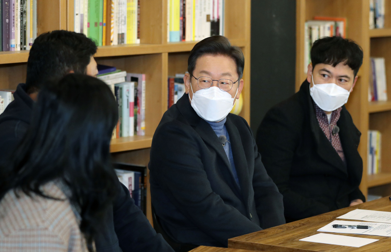 더불어민주당 이재명 대선 후보가 13일 경북 성주군 별동네 작은 도서관에서 열린 국민반상회에서 지역 주민들과 지역화폐의 효용성에 대한 대화를 나누고 있다. [연합]