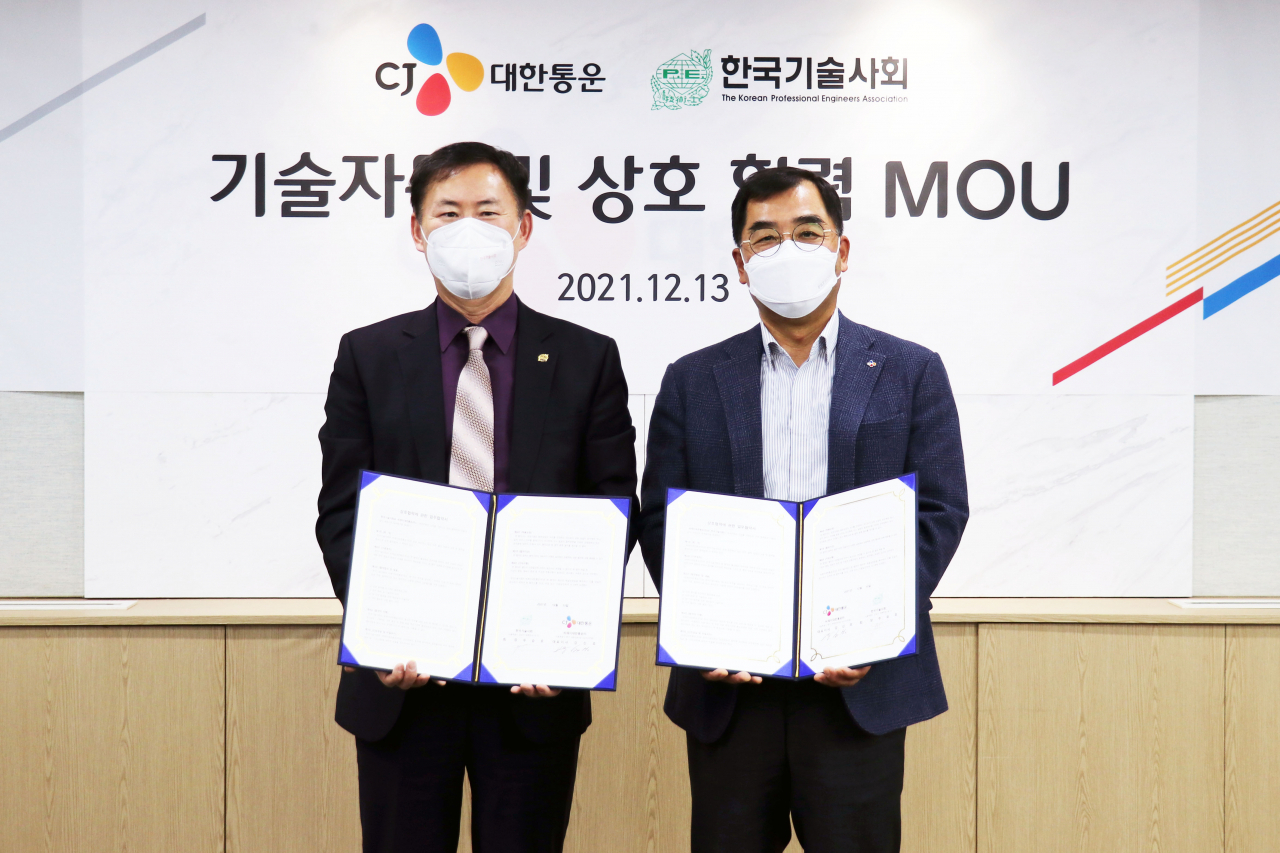 CJ대한통운 강신호 대표(오른쪽)와 한국기술사회 주승호 회장이 MOU를 체결하고 기념사진을 촬영하고 있다. [CJ대한통운 제공]