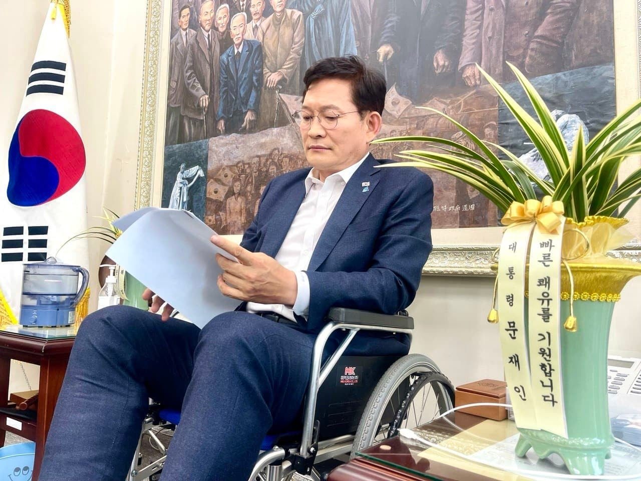 발목 수술을 받은 송영길 더불어민주당 대표가 13일 당무에 복귀했다. [송영길 대표 페이스북]