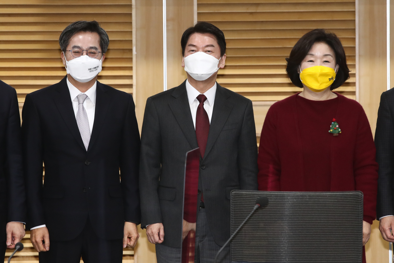 차기 대선 출마를 선언한 김동연 전 경제부총리(왼쪽부터)와 안철수 국민의당 대선후보, 심상정 정의당 대선후보가 13일 오전 국회 의원회관에서 열린 스타트업 미래의숲 1차포럼 '위기의 대학, 공유경제를 만나다'에 참석, 기념사진을 찍고 있다. [국회 사진기자단]