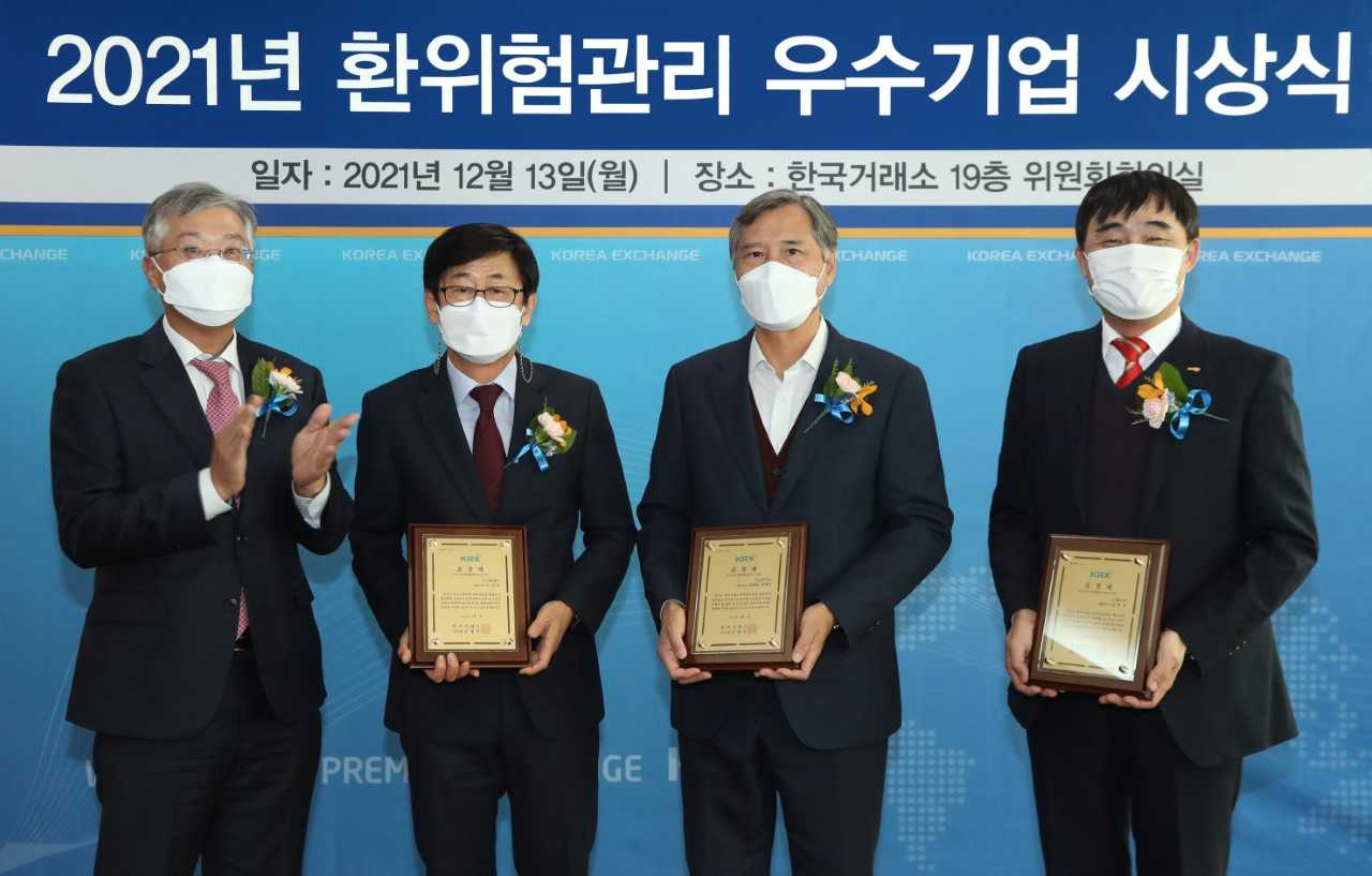 한국거래소(KRX)는 13일 환위험관리 우수기업 시상식을 열어 (주)팜스코를 최우수기업으로, 서린상사(주)와 (주)디티에스를 우수기업으로 선정하고 시상했다고 밝혔다. 왼쪽부터 조효제 한국거래소 파생상품시장본부장김성용 (주)디티에스 대표이사 곽재요 서린상사(주) 부사장이정구 (주)팜스코 이사