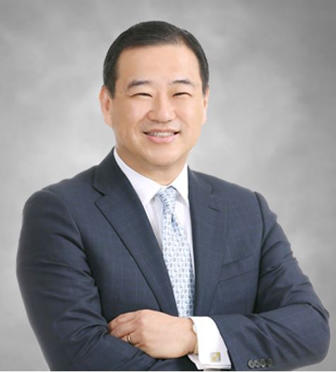 외부 출신으로 롯데쇼핑의 첫 수장이 된 김상현 롯데 유통사업군 총괄대표(사진)가 13일 임직원들에게 고객 중심 가치를 핵심 경영 철학으로 제시했다.[롯데 제공]