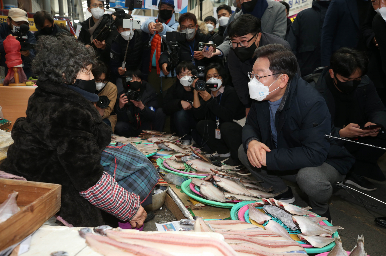 더불어민주당 이재명 대선 후보가 13일 경북 포항시 북구 죽도시장을 찾은 자리에서 상인과 얘기하고 있다. [연합]