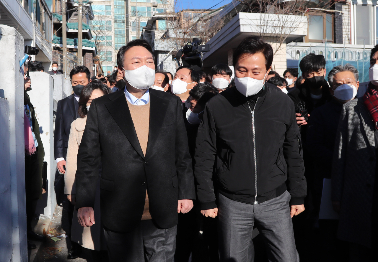 윤석열 국민의힘 대선 후보가 13일 오후 서울 강북구 미아동 미아 4-1 주택 재건축 정비구역을 찾아 오세훈 서울시장과 함께 현장을 둘러보고 있다. [국회사진기자단]