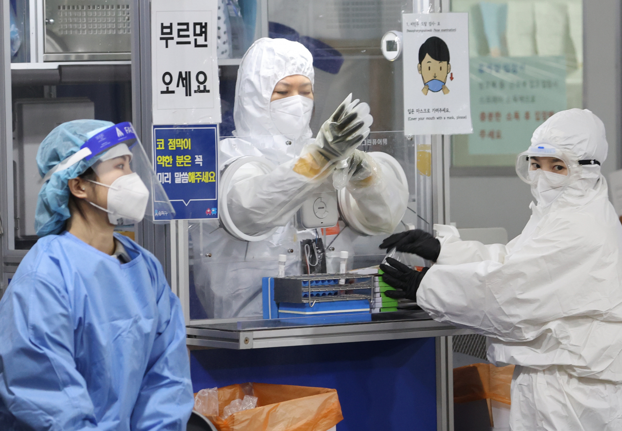 중앙방역대책본부은 13일 브리핑에서 12월 둘째 주(12월5&sim;11일) 코로나19 유행 위험도를 전국, 수도권, 비수도권 모두 '매우 높음' 단계로 평가했다고 밝혔다. [연합]