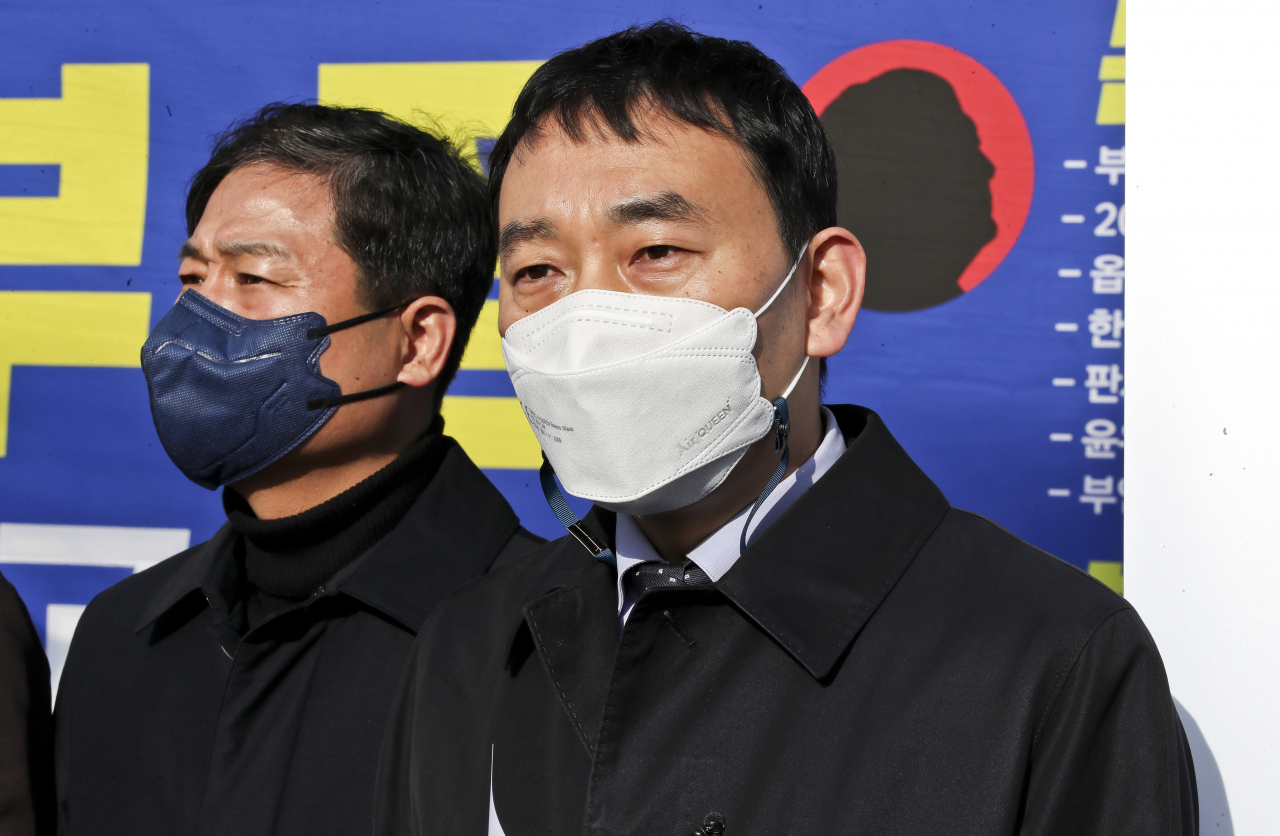 지난달 22일 오전 국회 정문 앞에서 열린 더불어민주당 '윤석열 일가 부정부패 국민검증특위' 제보센터 출범식 겸 기자회견에서 김용민 공동위원장(오른쪽)이 발언하고 있다. [연합]