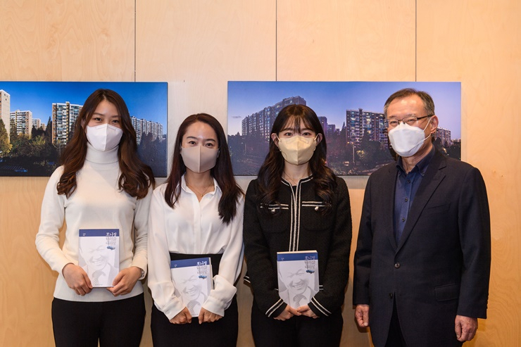 포니정재단은 ‘2021 포니정 혁신상 에세이 공모전’ 수상자 8명을 선정했다. 왼쪽부터 대상을 받은 최서연(서울대 사회학과), 오지선(카이스트 기술경영대학원, 최우수상), 한태희(카이스트 생명화학공학대학원, 최우수상), 김종수 포니정재단 고문. [포니정재단 제공]