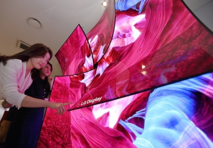 65인치 커브드 UHD OLED 디스플레이 4장을 이용해 만든 장미꽃 형태의 조형물. [LG디스플레이 제공]