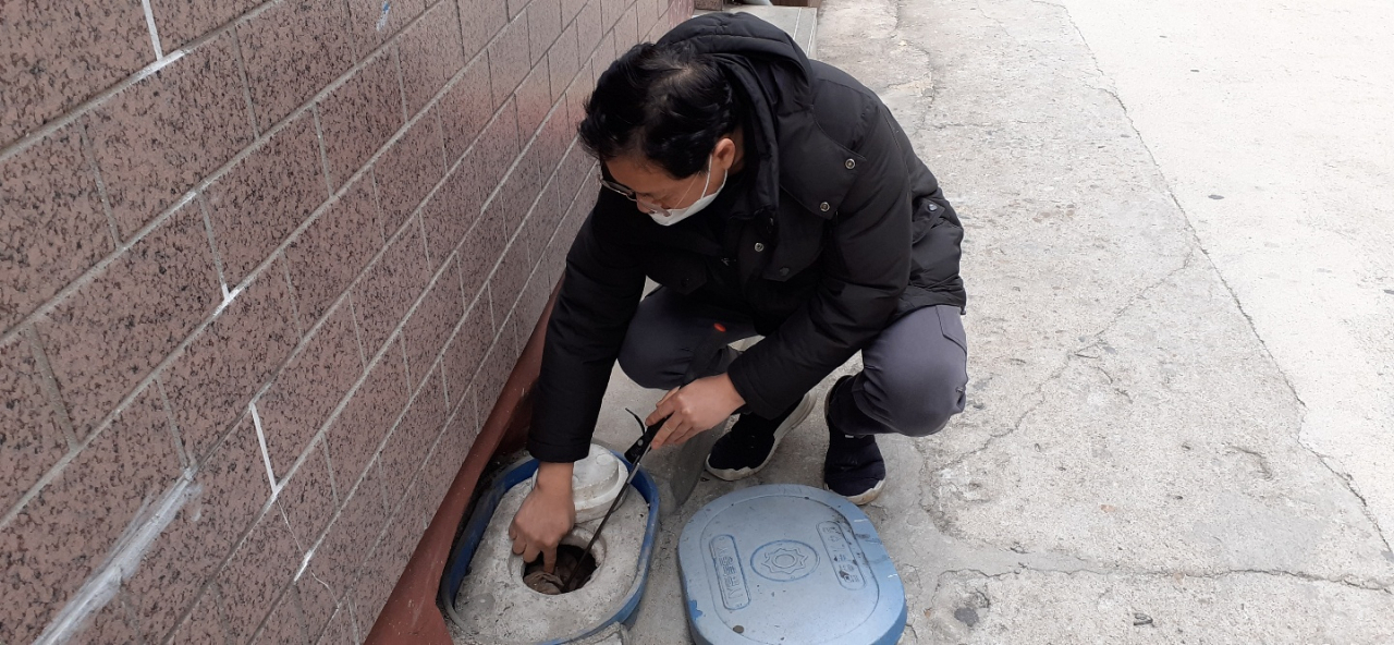 수도계량기 상태를 점검하는 검침원. [서울시 제공]