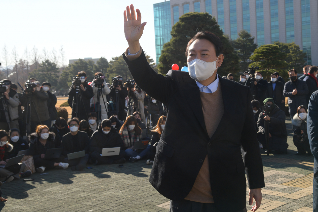 윤석열 국민의힘 대선후보가 13일 서울 여의도 국회 본관 앞에서 중앙선대위 장애인복지지원본부가 개최한 전국 릴레이정책투어 '장문현답(장애인 문제의 답은 현장에 있다)' 출정식에 참석해 인사하고 있다. [헤럴드경제=이상섭 기자]