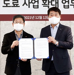 강계웅 LX하우시스 대표(왼쪽)가 지난 13일 조성국 노루페인트 대표와 업무협약을 맺고 있다. [회사 제공]