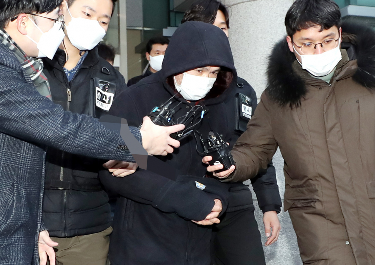 평소 알고 지낸 중년 여성을 살해하고, 시신 유기를 도운 공범마저 살해한 권재찬이 14일 오전 인천 미추홀경찰서에서 나와 검찰로 송치되고 있다. [연합]