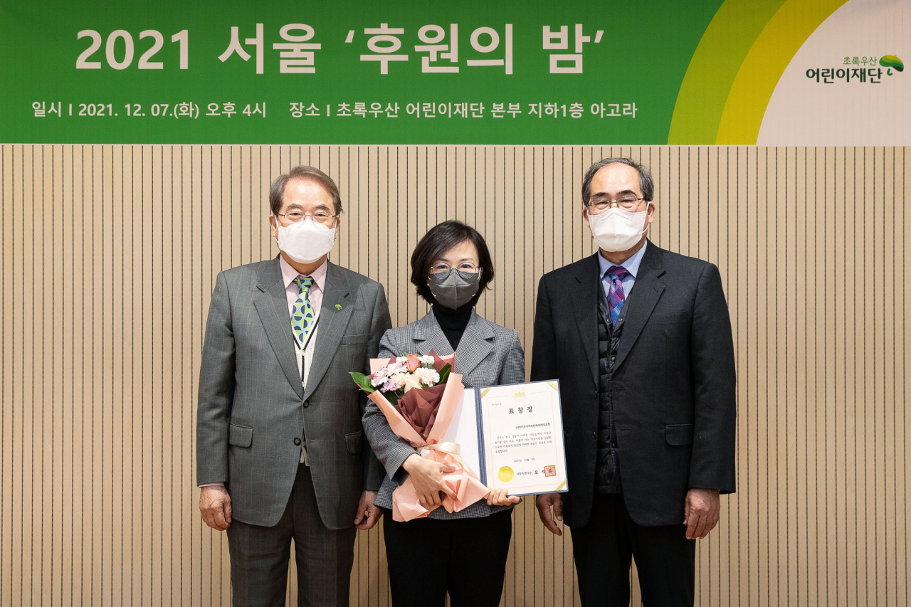 김은이 에이스손해보험 인사·홍보 총괄 전무(가운데)가 지난 7일 ‘서울특별시장 표창’ 수상 후 기념촬영을 하고 있다.
