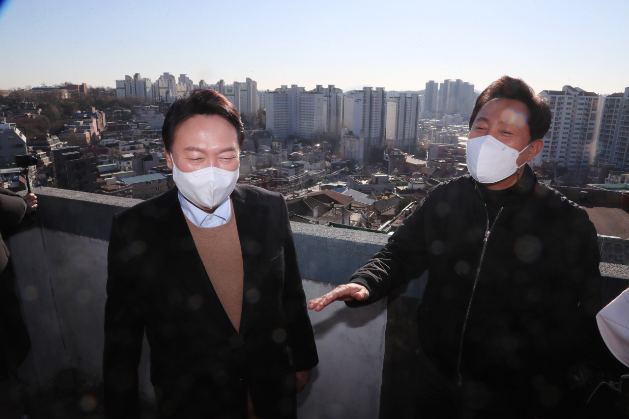 윤석열(왼쪽) 국민의힘 대선 후보가 지난 13일 오후 서울 강북구 미아동 미아 4-1 주택 재건축 정비구역을 찾아 오세훈 서울시장과 함께 현장을 둘러보고 있다. [연합]