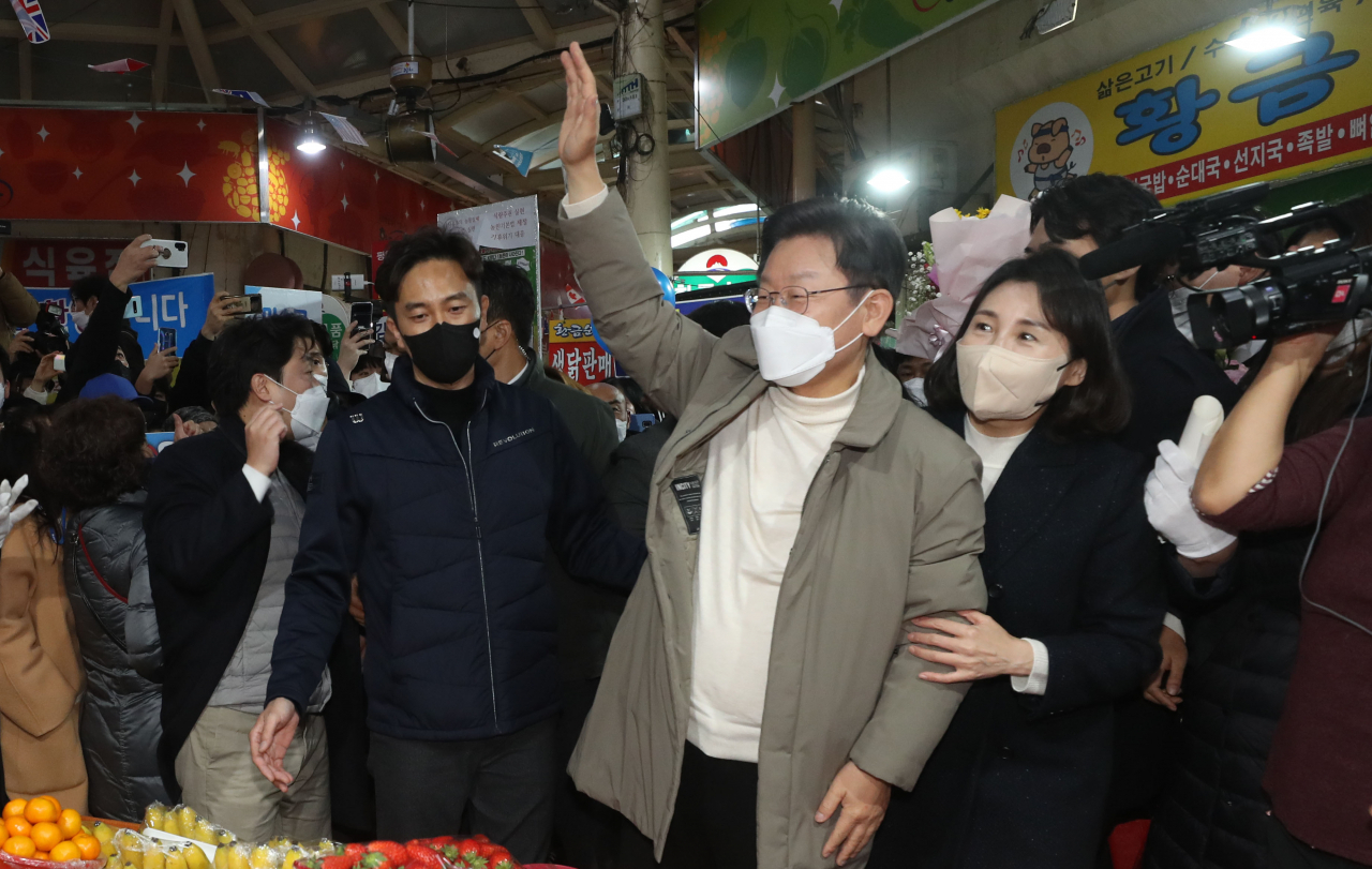 이재명 더불어민주당 대선후보와 부인 김혜경 씨가 12일 조선시대 5대 시장으로 꼽히던 경북 김천시 김천 황금시장을 방문, 시민들에게 인사하고 있다. 사진은 기사 내용과 직접적인 관련 없음. [연합]