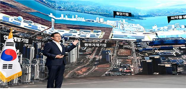 박남춘 인천시장이 오는 2030년까지 송도11공구에 순차적으로 들어설 바이오 산업에 대해 설명하고 있다.〈사진제공=인천광역시〉