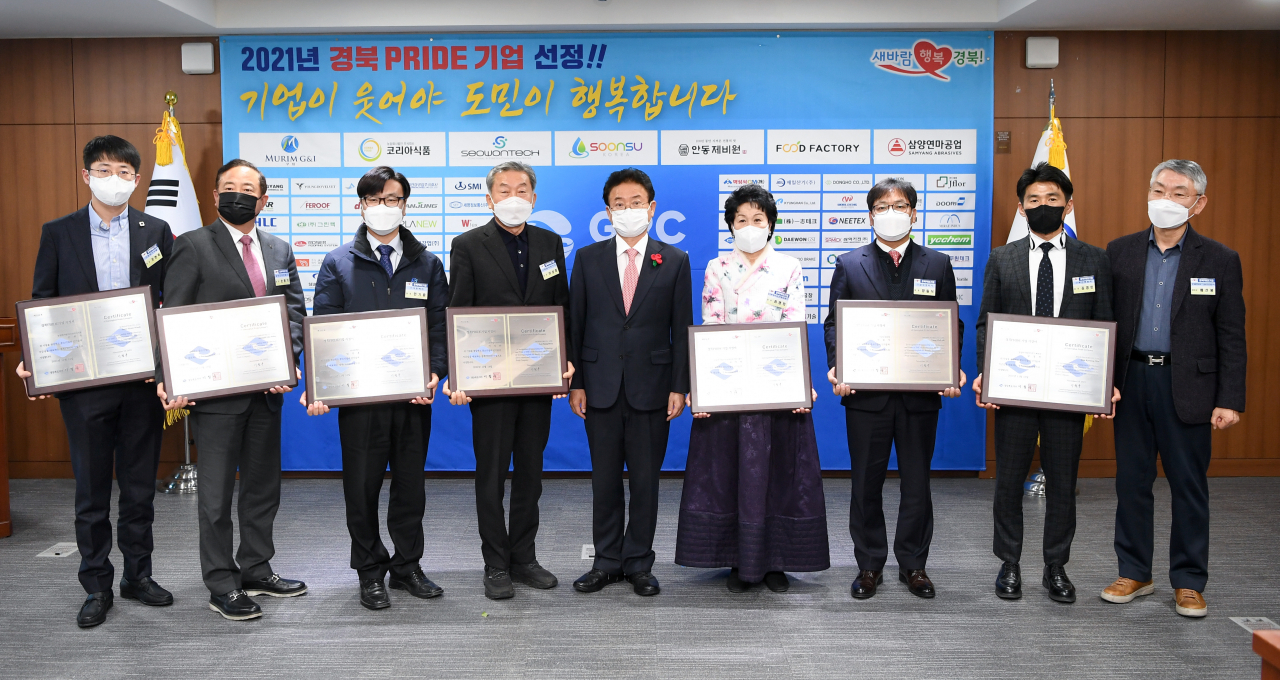 경북도는 13일 경북프라이드기업에 선정된 기업대표들에게 지정서를 전달했다.[경북도 제공]