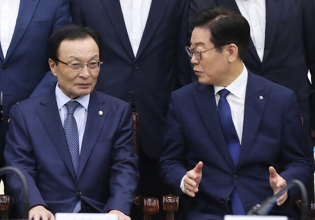 이해찬 전 더불어민주당 대표(왼쪽)와 이재명 당시 경기지사가 2018년 9월 경기도 수원시 경기도청에서 열린 '더불어민주당-경기도 예산정책협의회'에서 이야기를 나누고 있다. [연합]