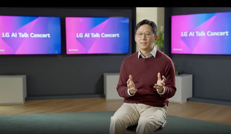 LG AI 토크 콘서트에서 배경훈 원장이 기조연설을 하고 있다 [LG제공]