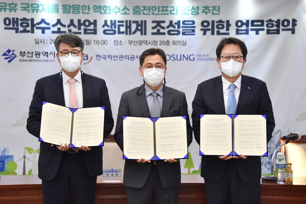 효성중공업이 부산시, 캠코와 함께 부산시 액화수소산업 생태계 조성을 위해 업무협약을 체결했다. 왼쪽부터 현철 효성중공업 전무, 김윤일 부산시 경제부시장, 신흥식 캠코 사장 직무대행. [부산시 제공]