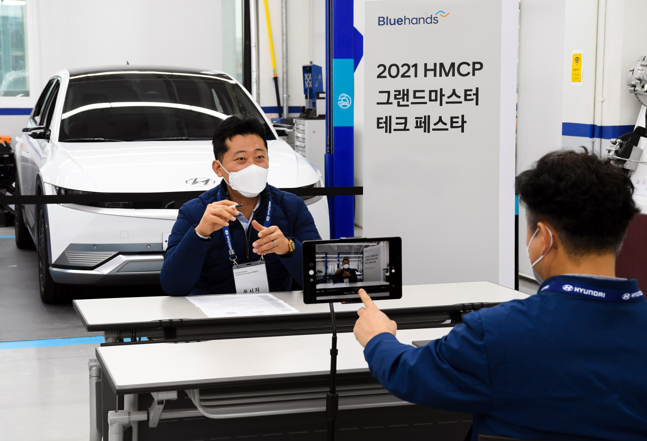 ‘2021 그랜드마스터 테크 페스타’에 참가한 최일호 엔지니어가 구술평가에 임하고 있다. [현대차 제공]