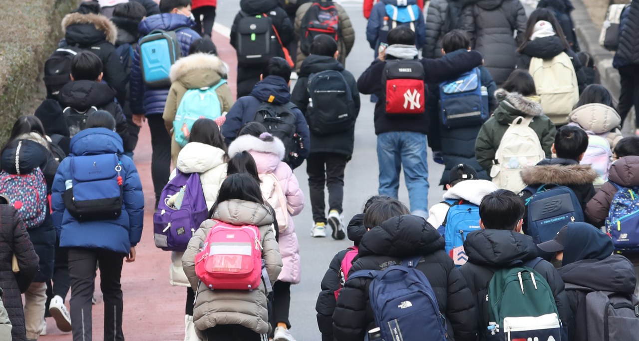 14일 서울 시내 한 초등학교에서 학생들이 등교하고 있다. 이날 서울시교육청에 따르면, 전면등교 시행 3주차인 지난 1주일 동안 코로나19에 확진된 서울 지역 학생이 2000명을 넘은 것으로 나타났다. 정부는 15일부터 보건소 방문팀이 학교를 방문해 접종하는 ‘찾아가는 백신접종’을 시작한다. [연합]