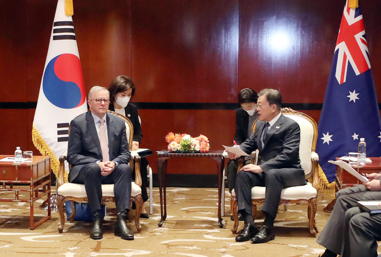 호주를 국빈 방문 중인 문재인 대통령이 14일 시드니 시내 한 호텔에서 앤서니 알바네이지 노동당 대표를 접견하고 있다. 연합뉴스
